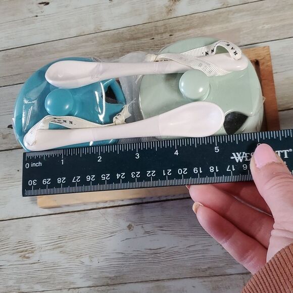 NEW NWT Rae Dunn FUDGE and CARAMEL Jars Serving Set on Wood Tray with Spoons - Picture 7 of 8